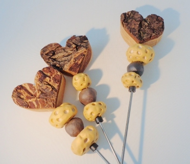 Rindenholzherzstehle mit goldenen Keramikkugeln